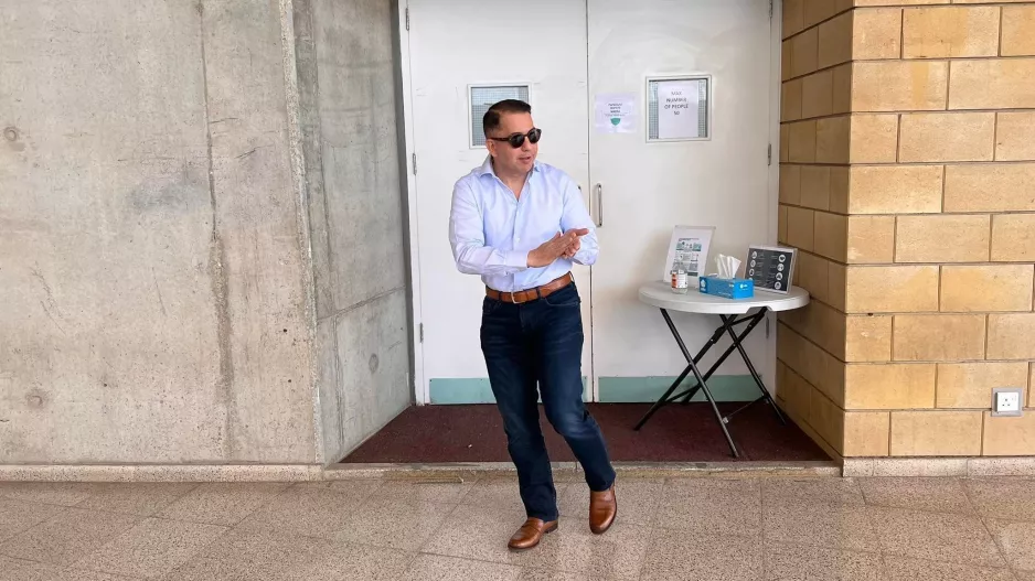 Έτριψε τα... χέρια
