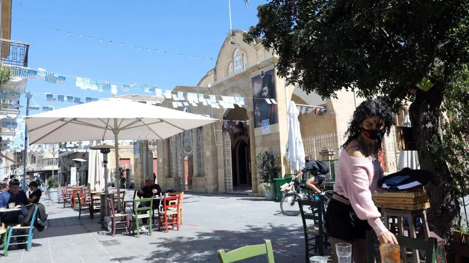 Τι αλλάζει σε καφέ και εστιατόρια από αύριο...