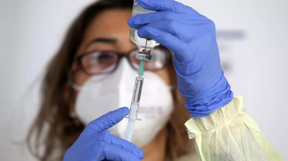 Αναθεωρήθηκε η ηλικία για χορήγηση της 4ης δόσης