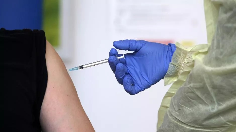 Έπεσε το όριο ηλικίας για 4η δόση - Οι δικαιούχοι