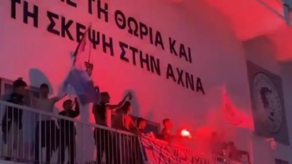 Mε πυρσό και συνθήματα στο μπαλκόνι! (βίντεο)