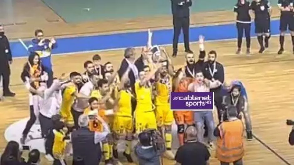 ΑΠΟΕΛ: Σήκωσε το Κύπελλο, πάρτι στην εξέδρα - "Για τα αδέρφια όλα..." (βίντεο)