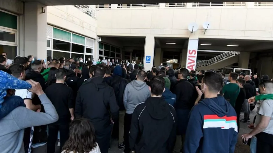 Οπαδοί στο ΟΑΚΑ για να εμψυχώσουν τους παίκτες πριν από το ντέρμπι με τον Ολυμπιακό