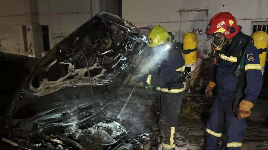(ΦΩΤΟΣ-ΝΕΟΤΕΡΟ) Τα καμένα αυτοκίνητα οπαδών του ΑΠΟΕΛ κοντά στο Τσίρειο