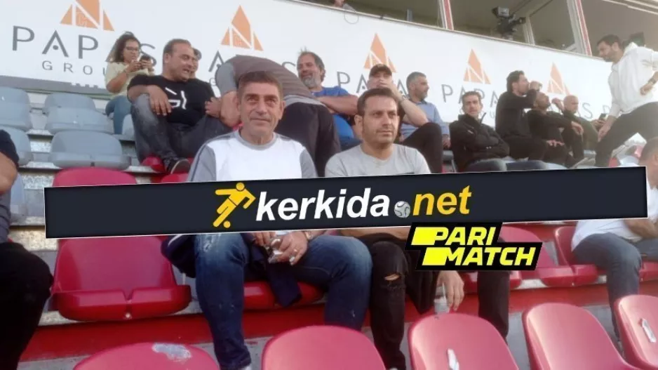 Χαμογελαστός στην εξέδρα ο Σάββας Παντελίδης 