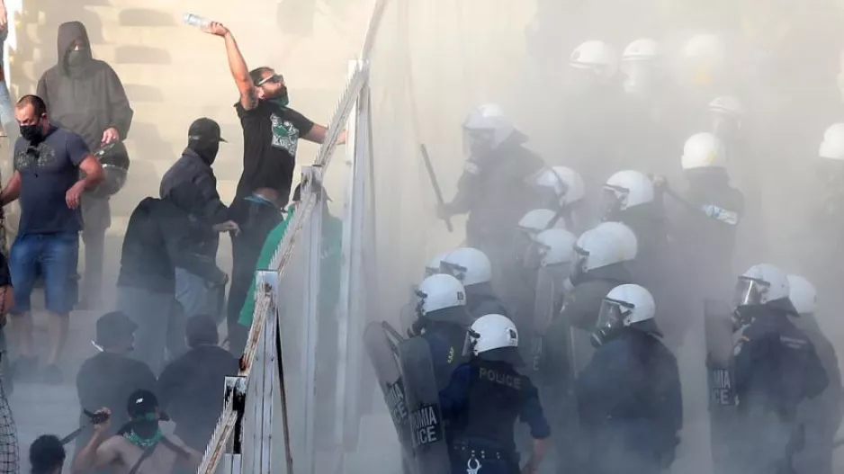 Ένταση στο ΟΑΚΑ: Οπαδοί του Παναθηναϊκού... με την αστυνομία (φώτος/βίντεο)