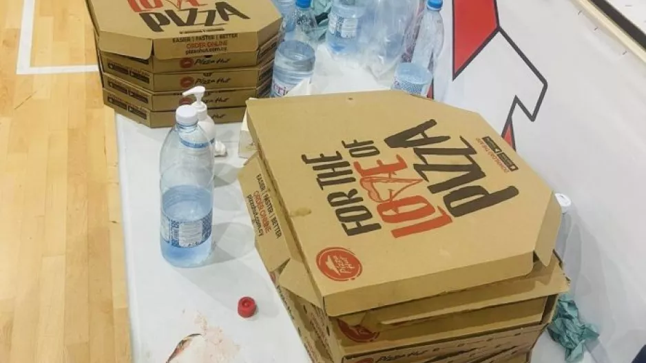 Γιόρτασαν με πίτσες στο Παλατάκι οι νικητές της ΑΕΚ