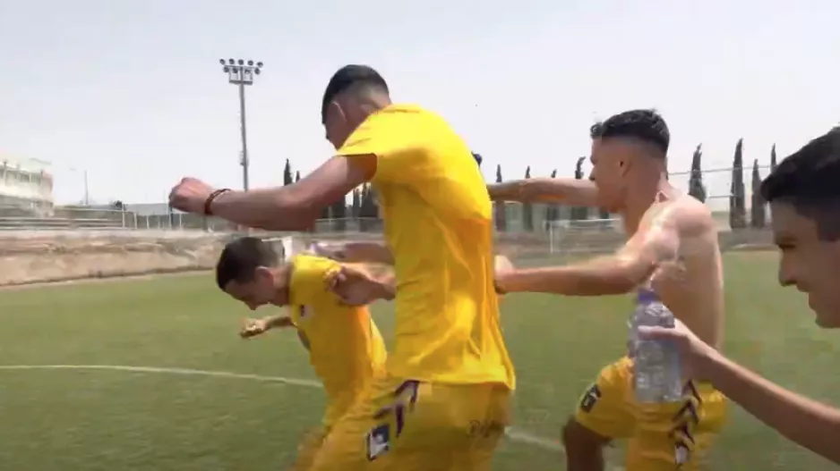 Έλουσαν τον αρχηγό!