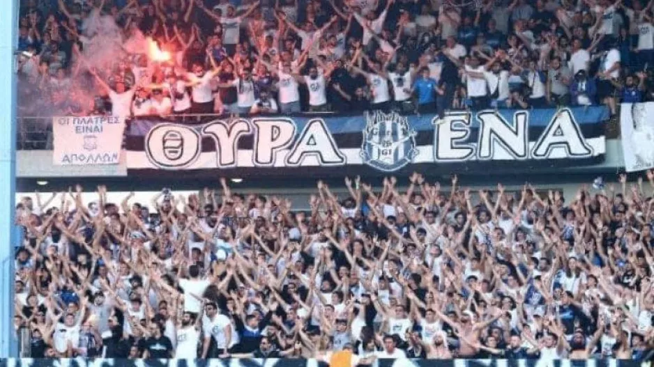 "Σήμερα βάλτε γιορτινά / Όλοι άσπρα - όλοι κασκόλ - όλοι φωνή"