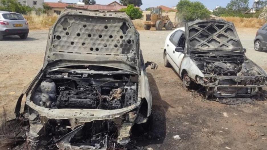 Κάηκαν δύο αυτοκίνητα κοντά στο ΠΑΝΣΥΦΙ Απόλλων (Φώτος)