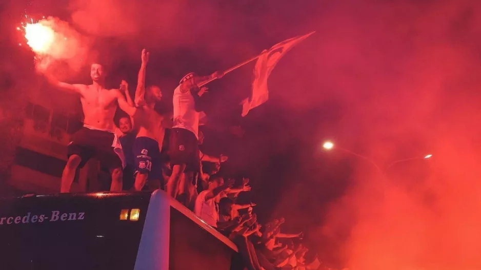 ΘΥΡΑ 1/"Εν να το κάνουμε άλλοσπως - ΚΑΝΕΝΑΣ ΜΕΣ ΣΤΟ ΓΗΠΕΔΟ!"