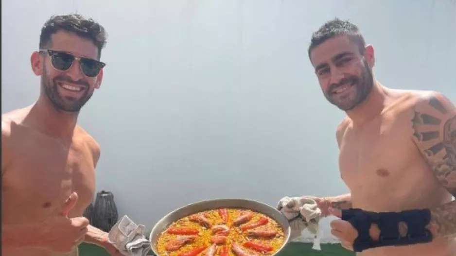 Πισίνα και... παέγια!