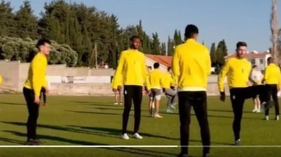 "Δύο λέξεις,  μια ομάδα"