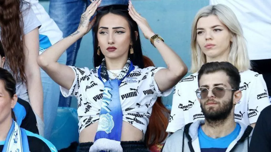 "Τράβηξαν" τον φακό τα κορίτσια