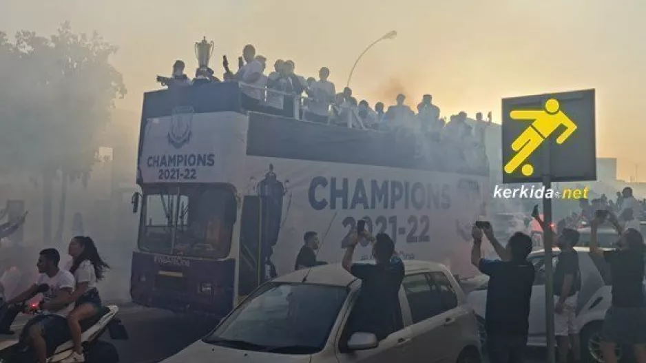 Η εκκίνηση των Champions στο ανοικτό λεωφορείο, ακολούθησαν οι Απολλωνίστες! (βίντεο-φώτος kerkida.net)