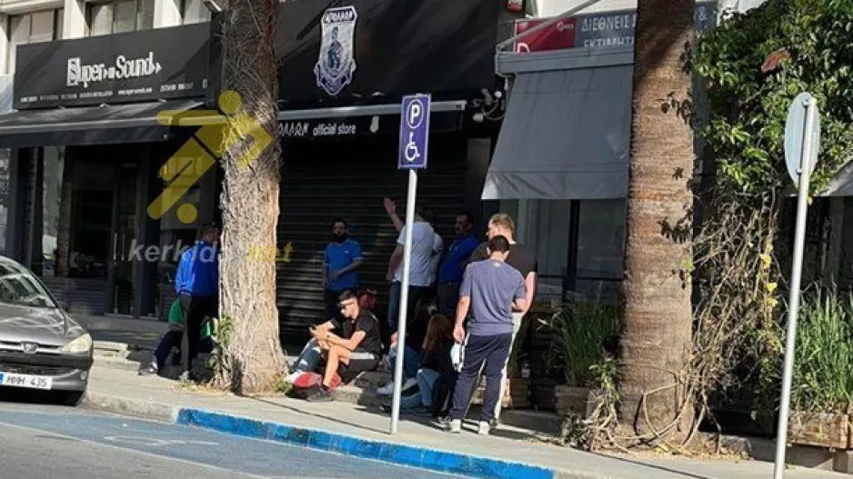 Από τις 7 το πρωί περιμένουν να ανοίξει η μπουτίκ οι Απολλωνίστες! (Έφυγαν... 2000)