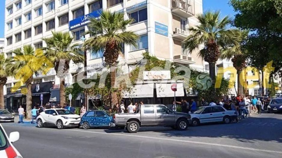 Απόλλων: Τεράστια... ουρά στη μπουτίκ! (φώτος)