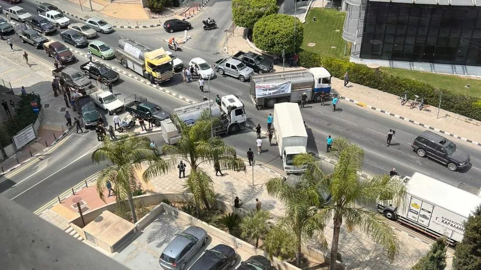Μπλόκαραν τα φώτα Καλησπέρα οι αιγοπροβατοτρόφοι (φώτος)