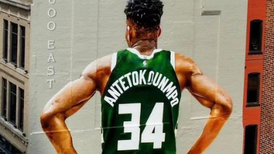 Τρεις όροφοι... Giannis!