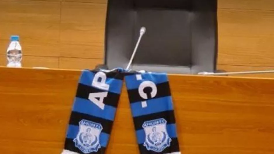 Στην Βουλή με κασκόλ Απόλλων! (φώτο)