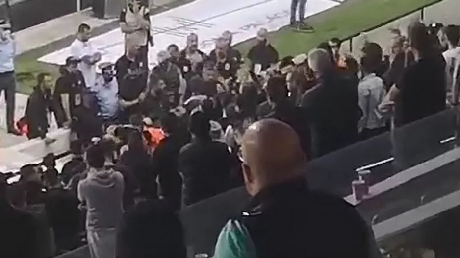 Έντονες αποδοκιμασίες στην Τούμπα, ο Λουτσέσκου έμεινε και μίλησε με τον κόσμο
