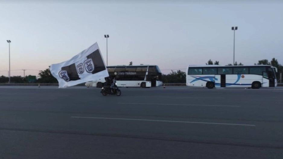 Πάει στην Αθήνα με μηχανάκι και μία τεράστια σημαία του ΠΑΟΚ να ανεμίζει (βίντεο)