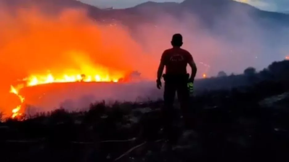 Καίει σε τρία μέτωπα η φωτιά στην Εύβοια...