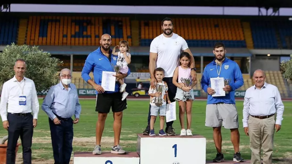 Στο βάθρο με τα παιδάκια του!