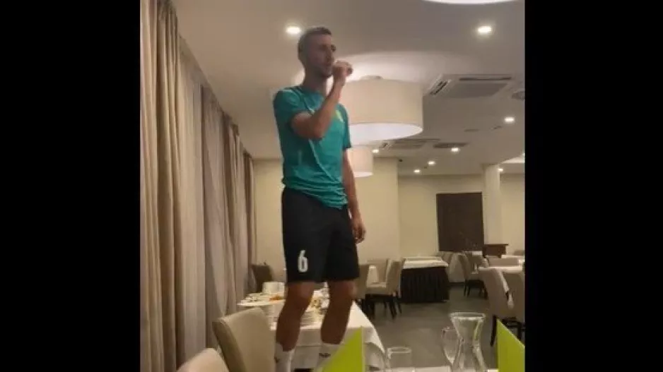 To... "έριξε" στο τραγούδι (βίντεο)