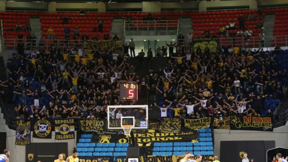 Οπαδοί της ΑΕΚ έξω από τα γραφεία του ΕΣΑΚΕ