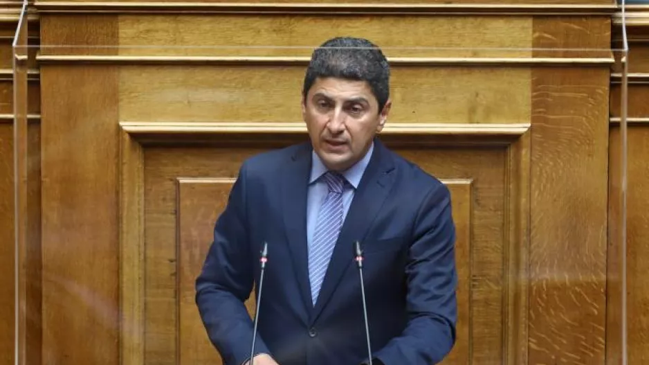 Ο Aυγενάκης νομοθετεί την επαγγελματική διαιτησία!