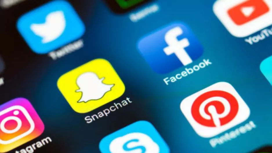 Στο... μικροσκόπιο τα social media των νέων