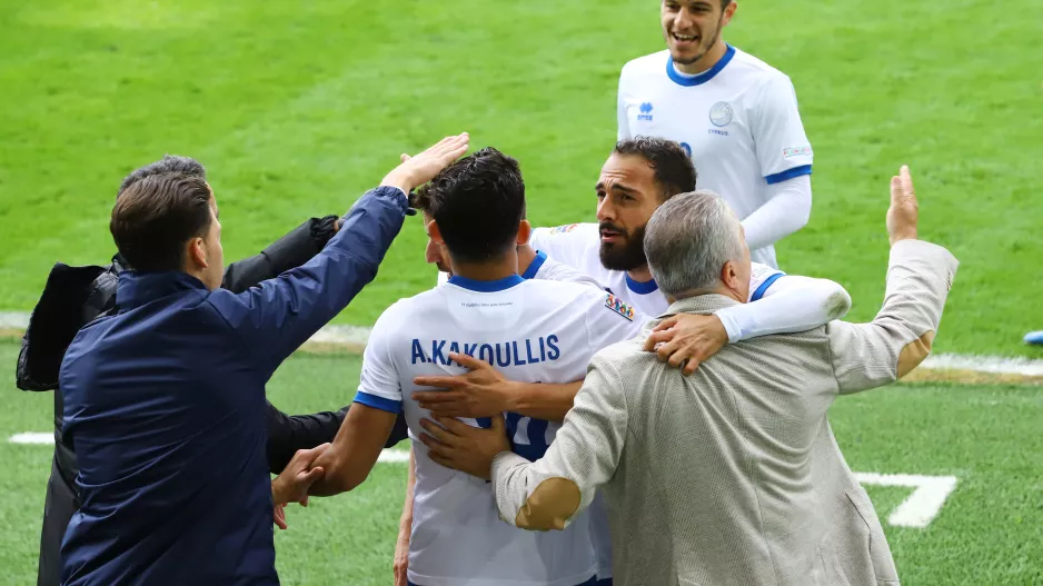 Βορειοϊρλανδοί... στο 0-2: "Καταστροφή - Μαχαίρι στο βούτυρο η Κύπρος"/"Bara out" οι οπαδοί