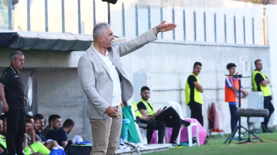 Με καλοκαιρινό... κοστούμι ο Κωστένογλου