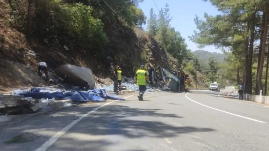 Ανατράπηκε και σύρθηκε φορτηγό - Έκλεισε ο δρόμος