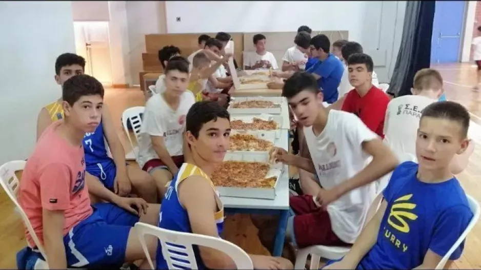 Έδειξαν... επίπεδο οι μικροί/ Έφαγαν μαζί νικητές και ηττημένοι!