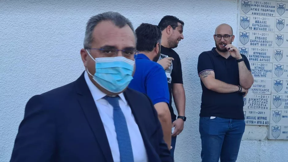 Με μάσκα... ο Υπουργός!
