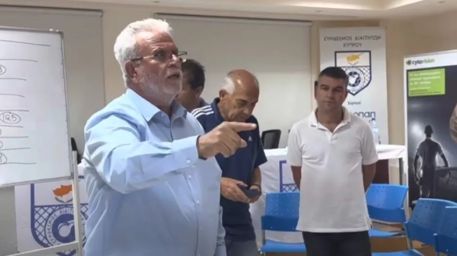 "Ο κόσμος δεν ακούει τι του λένε/Δεν έχουμε αντιπάλους, είμαστε εδώ για ένα σκοπό"