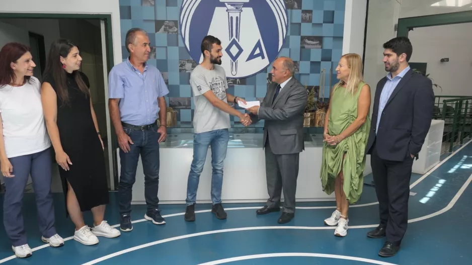 Παράδοση επιταγής στον Χρίστο Δημητρίου από τον ΚΟΑ