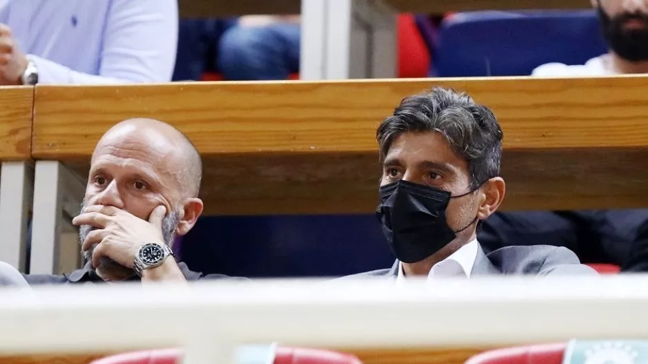 Υβριστικά συνθήματα κατά Γιαννακόπουλου, έπαιζε ο ύμνος από «πάνω» τους!