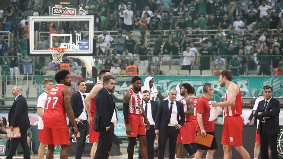 Ένταση στο ΟΑΚΑ, έπεσαν νερά στον πάγκο των ερυθρόλευκων