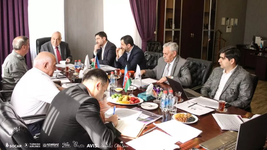 Αποφασίζουν για προπονητή