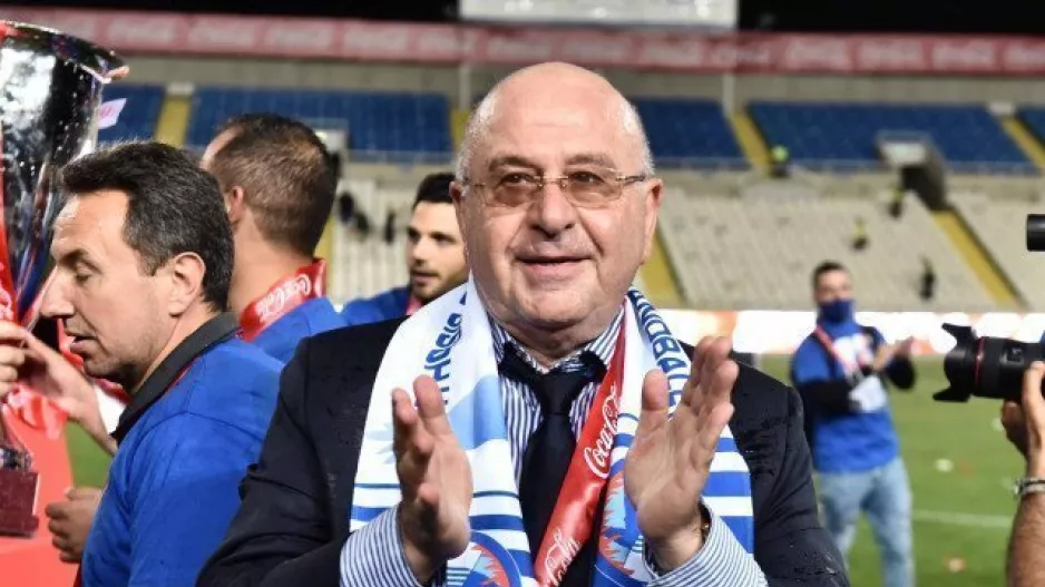 Τον πληρώνει...
