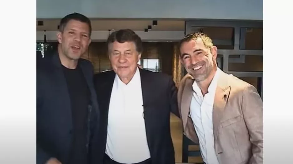 O Ρεχάγκελ τραγουδάει... «Χρόνια πολλά» στην Ελλάδα! (βίντεο)
