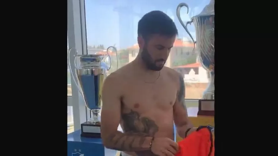 Έβαλε... φανέλα ΑΠΟΕΛ (βίντεο)