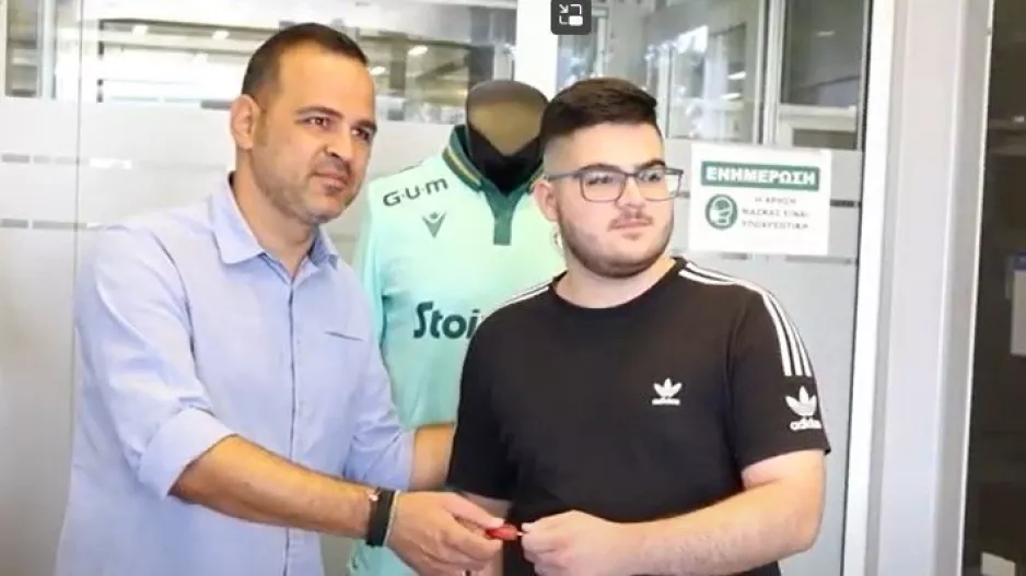 Ομόνοια: Παρέλαβε το... μηχανάκι του ο νικητής (βίντεο)