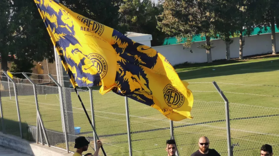 (Βίντεο/ΚΕΡΚΙΔΑ) Χειροκρότησαν την ΑΕΛ στο Ακρωτήρι 