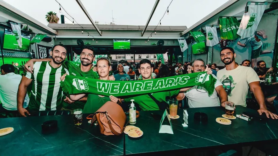 "Πρασίνισε" το Gerrard's Bar (φώτος)