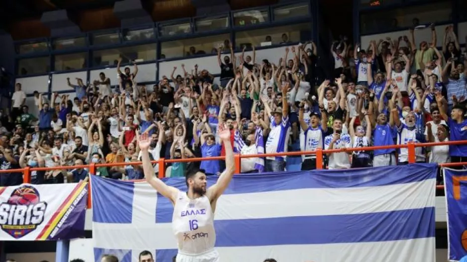 Επικός Παπανικολάου: Έκανε «κύμα» με την εξέδρα από τον πάγκο της Εθνικής!