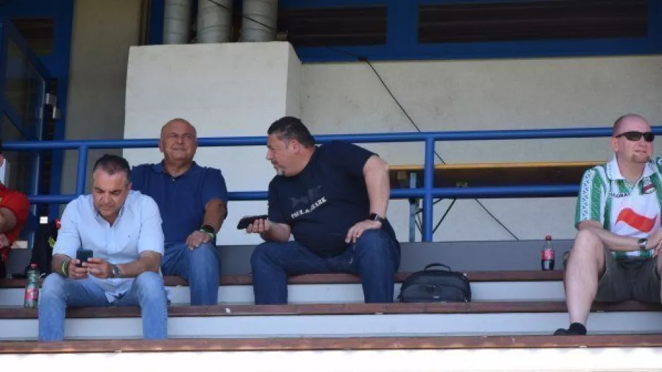 Δίπλα στην ομάδα ο πρόεδρος
